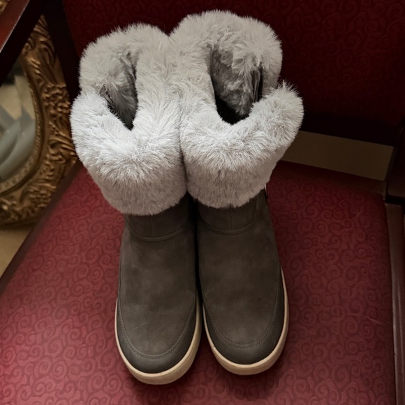 Koolaburra Gray Winter Boots with Faux Fur by Uggs size 6 zipper style - Picture 9 of 9